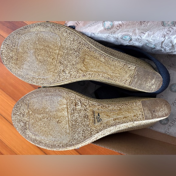 Charleston Shoe Co. Carolina Espadrille in Navy Linen Ruffle - Picture 9 of 10